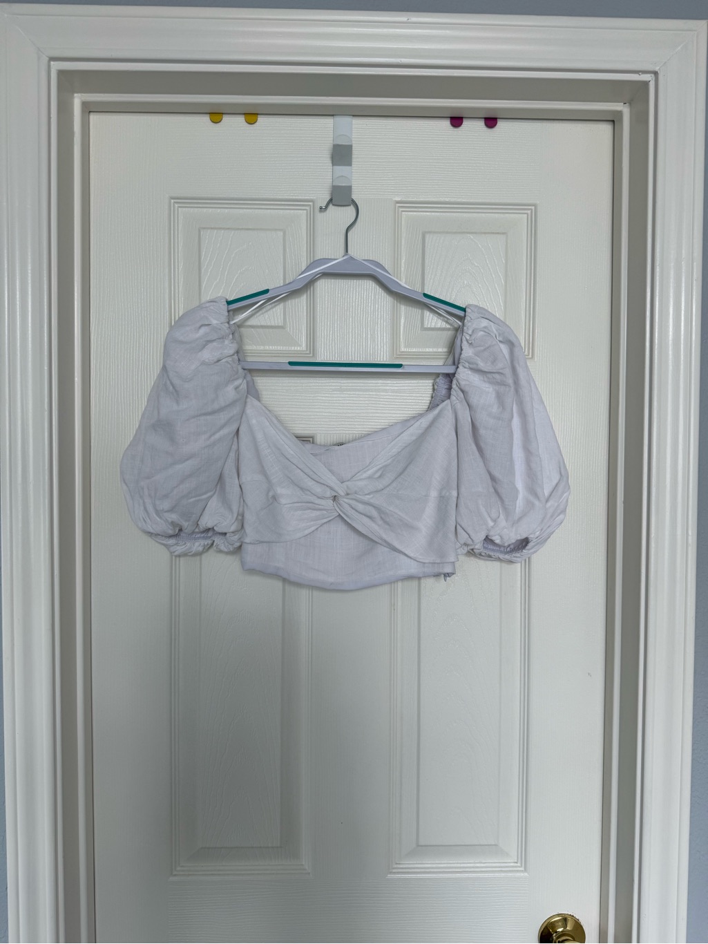 Signature8 White Off-Shoulder Puff-Sleeve Knot Crop Top